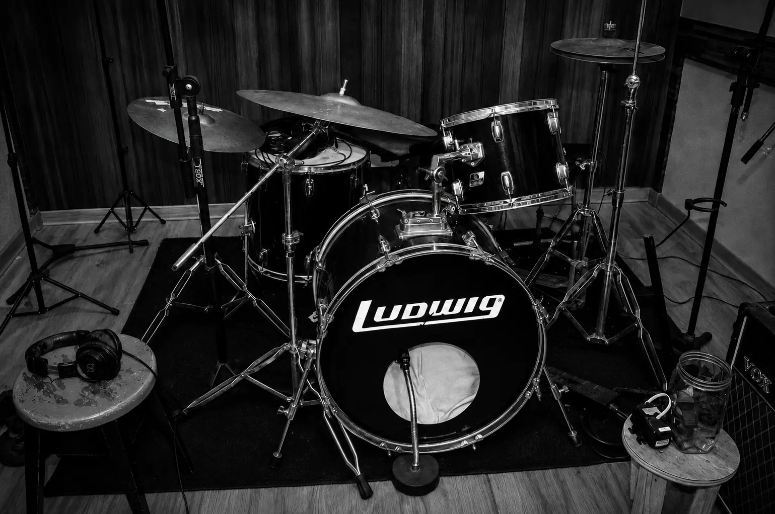 Bateria montada na sala de gravação do Estúdio JRM