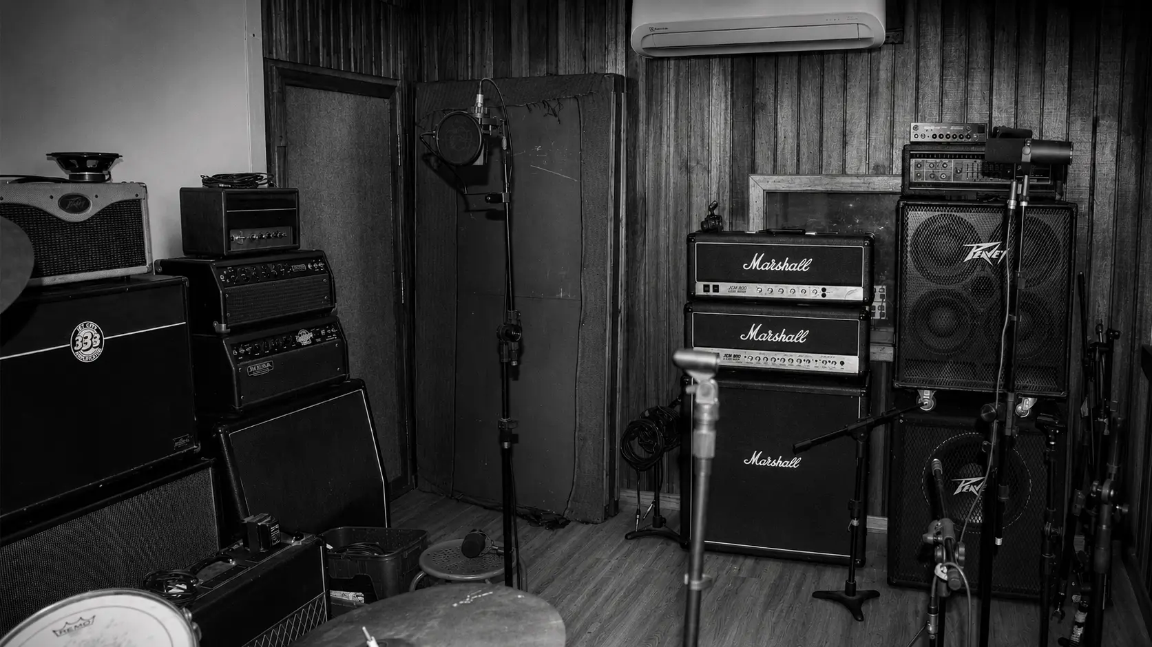 Sala de gravação do Estúdio JRM em preto e branco